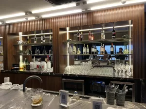 W Premium Lounge – The West bar