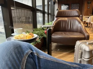 W Premium Lounge – The West sentado