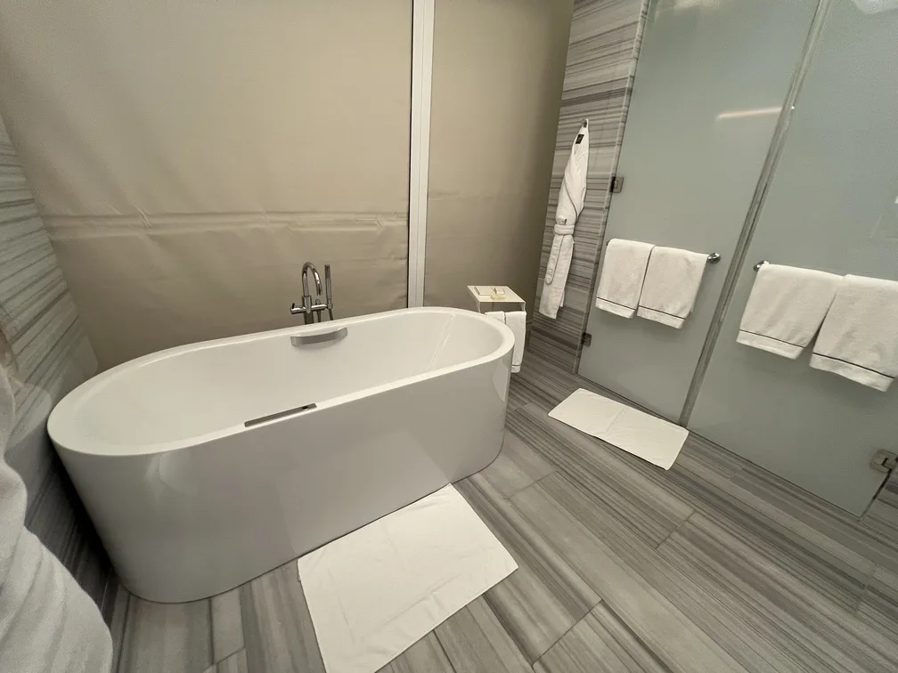 FAIRMONT DOHA BANHEIRA E JANELA