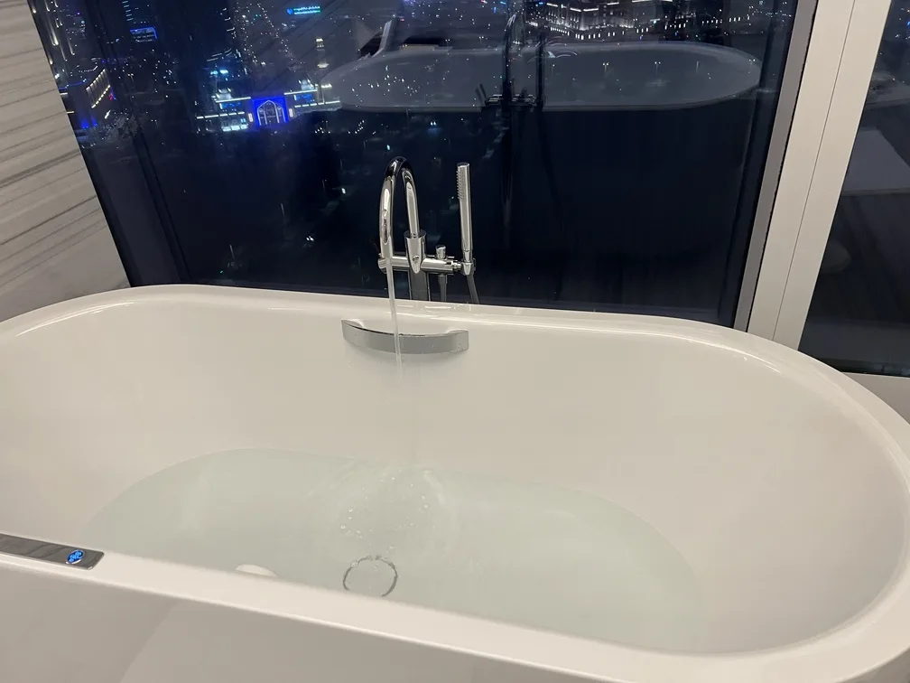 FAIRMONT DOHA BANHEIRA VISTA CIDADE