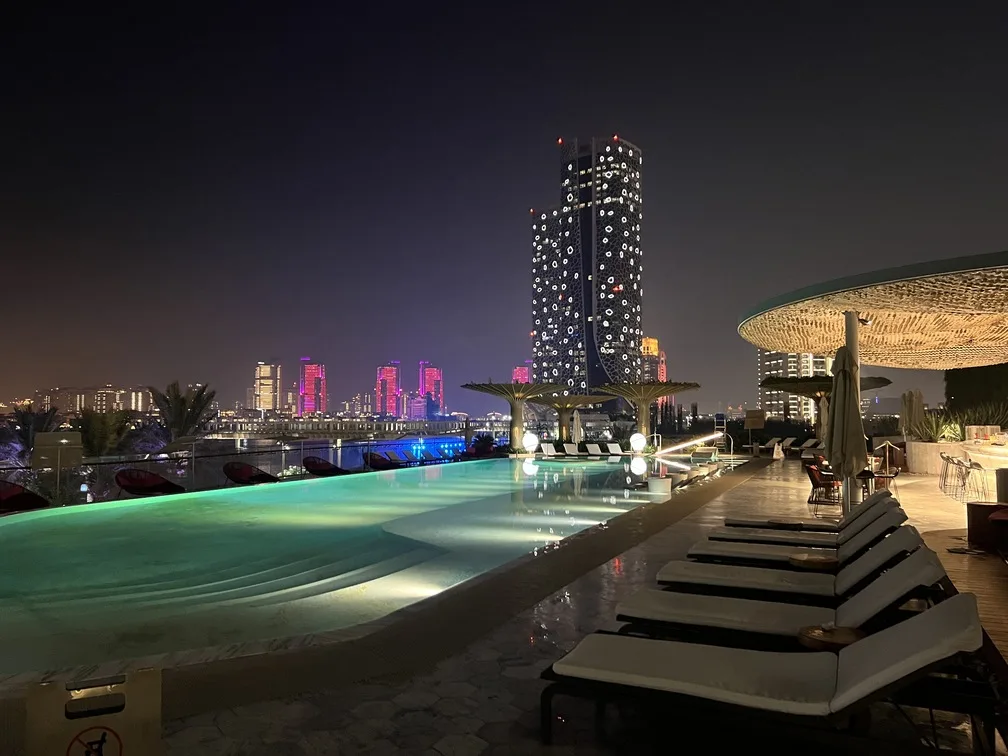 FAIRMONT DOHA PISCINA NOITE