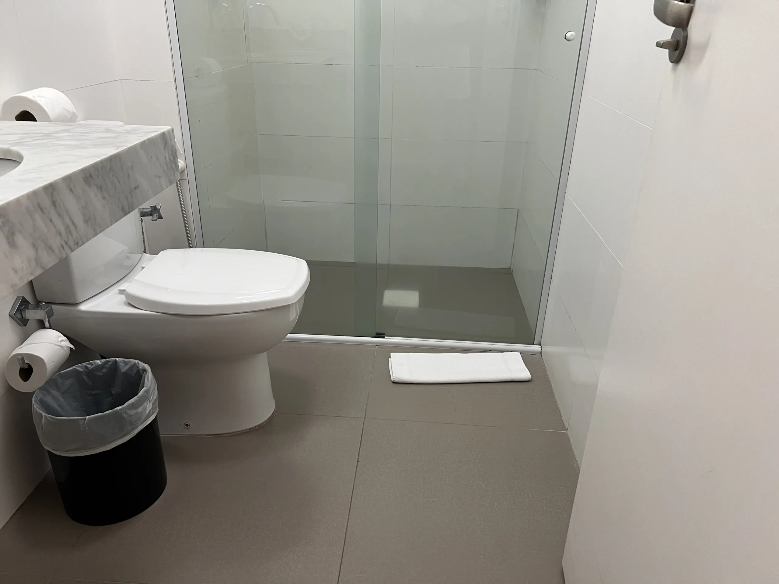 IATE HOTEL BANHEIRO scaled