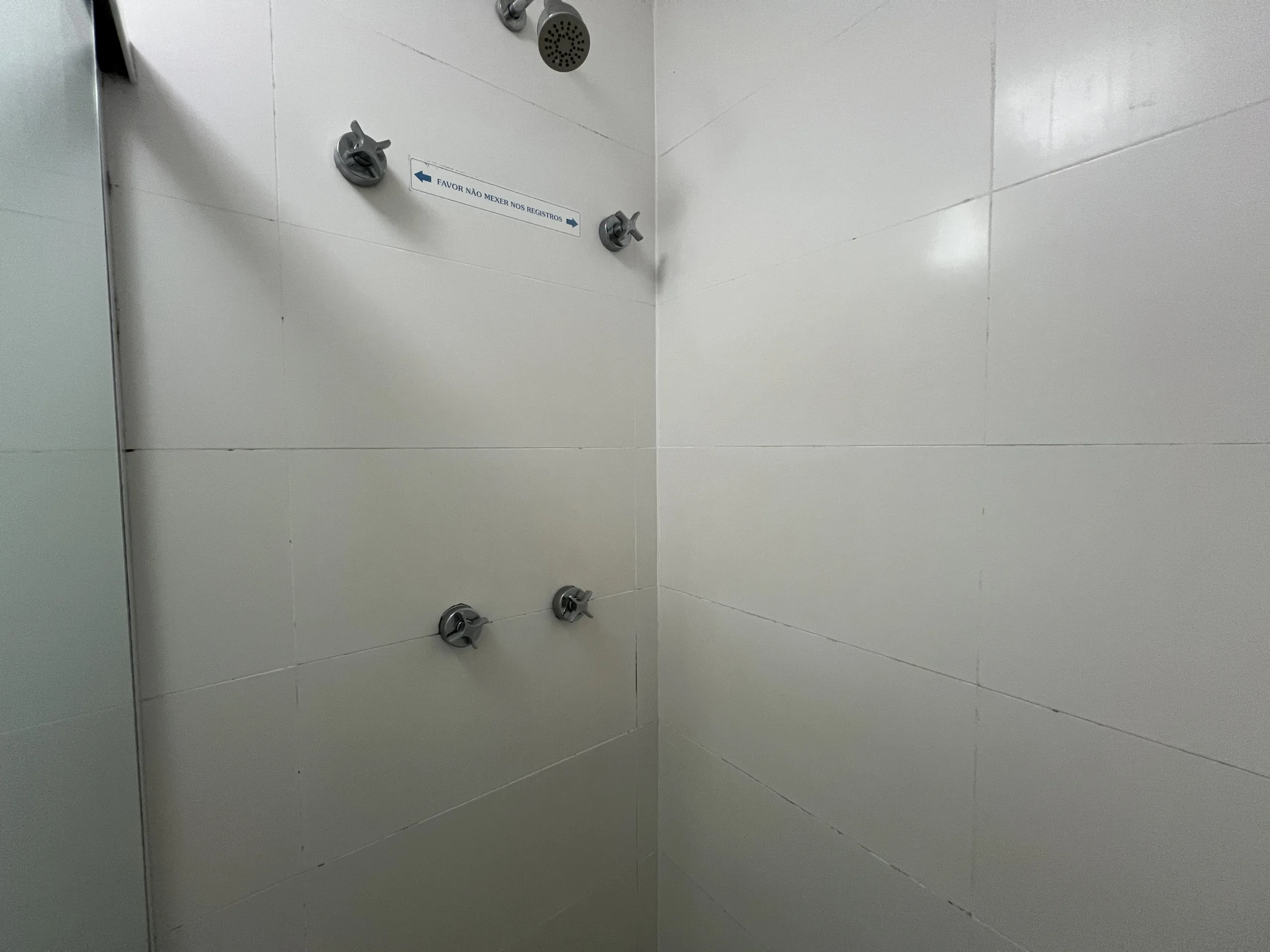 IATE HOTEL CHUVEIRO scaled