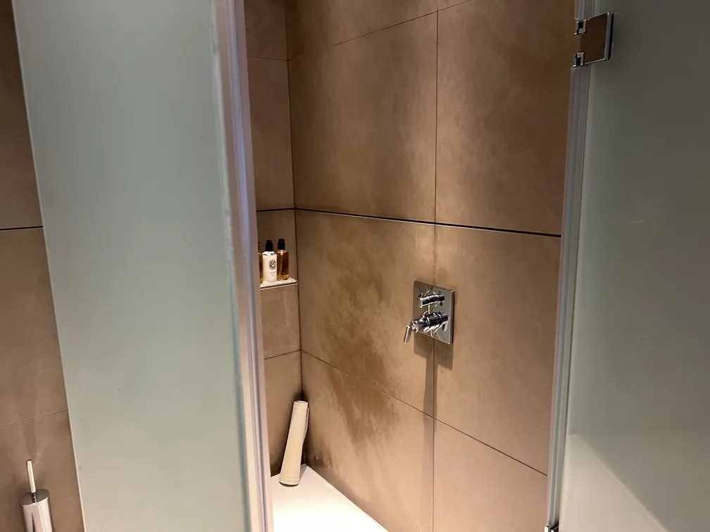 Sala VIP Al Mourjan box banheiro