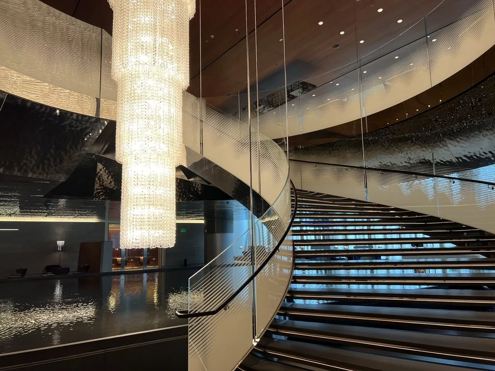 Sala VIP Al Mourjan South (Doha): vale a pena? Guia + fotos exclusivas 20 Sala VIP Al Mourjan escada