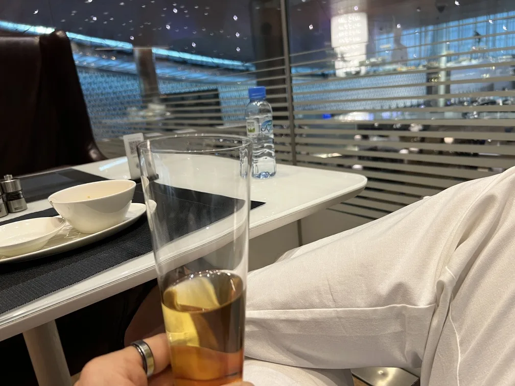 Sala VIP Al Mourjan tomando uma