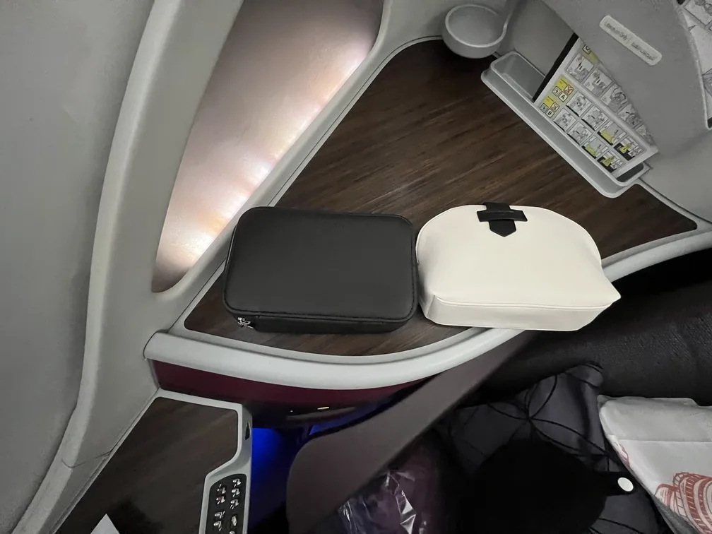 Voando de Executiva Qatar amenity kit 2