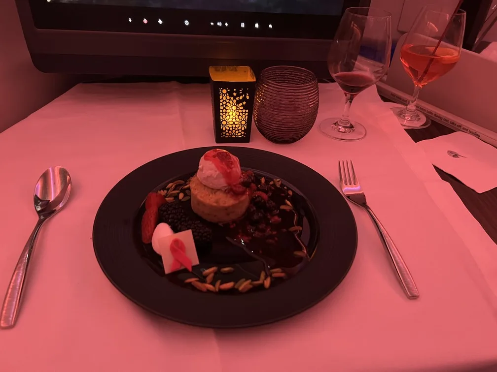 Voando de Executiva Qatar sobremesa