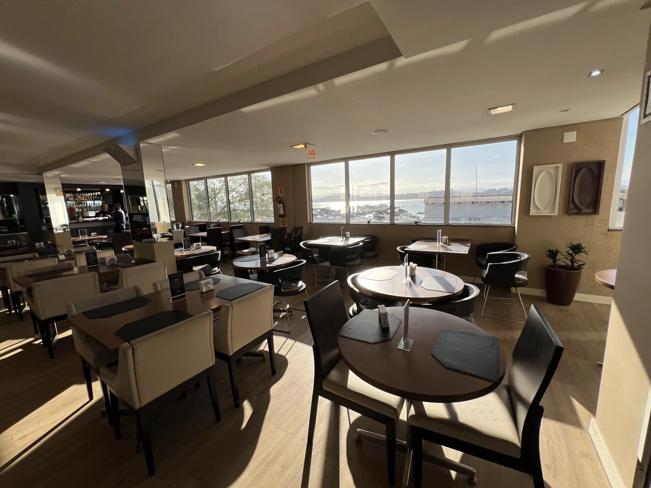 mesas do cafe scaled